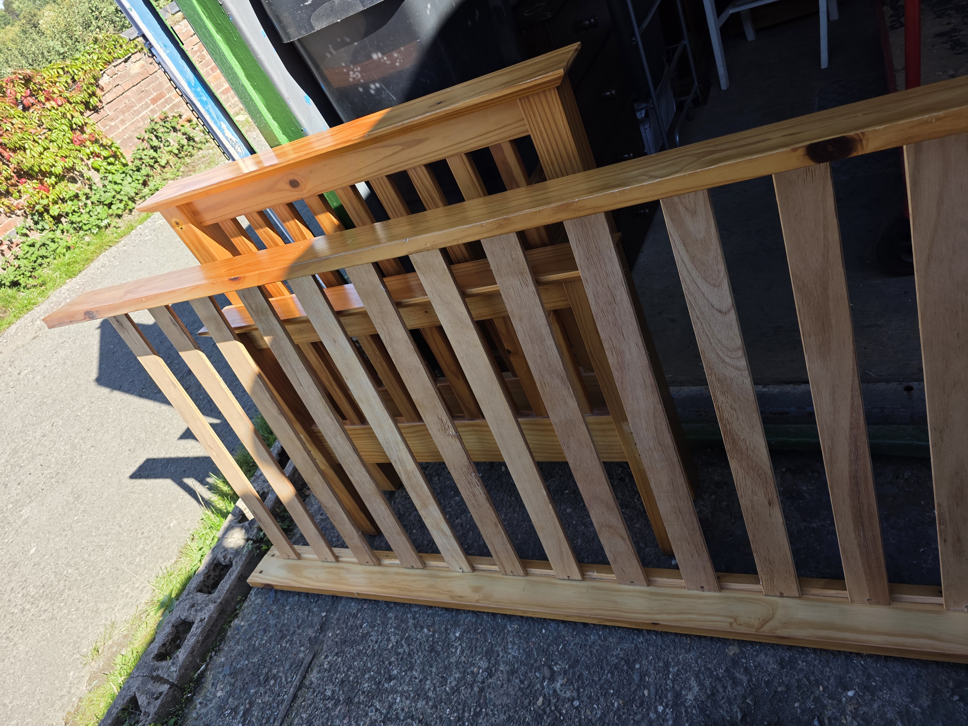 Single pine bed